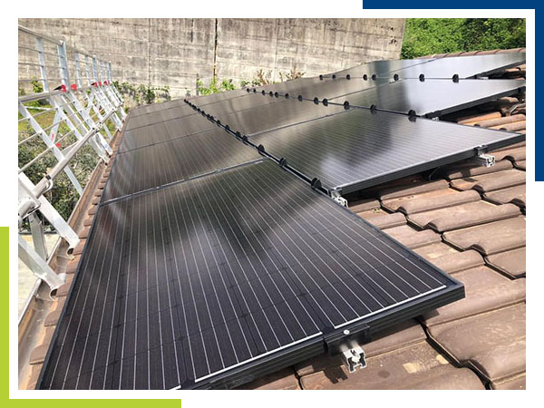 Impianto fotovoltaico di potenza pari a 6 kwp, con pannelli Exesolar Total Black per la migliore estetica. L’impianto produrra’ circa 6500 kwh/anno di energia.